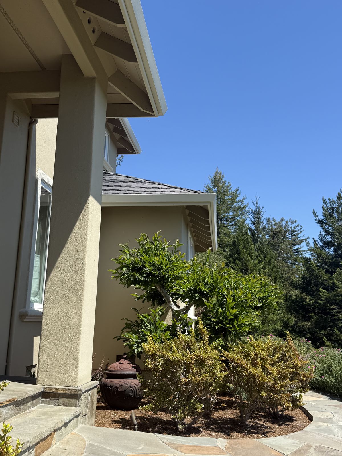 Flagstone hardscape wrapping a stucco home