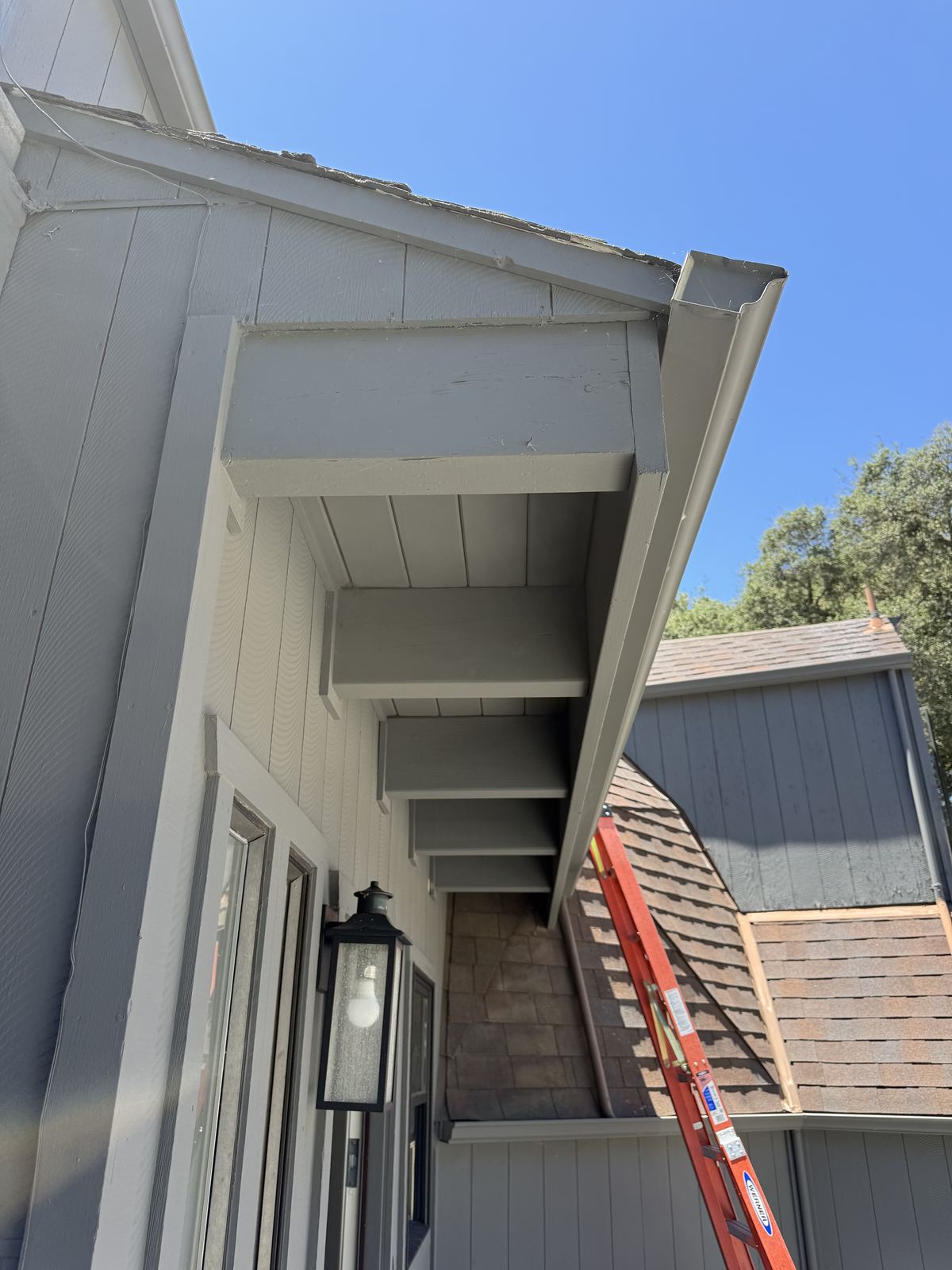 Open-beam eaves with exposed rafter tails