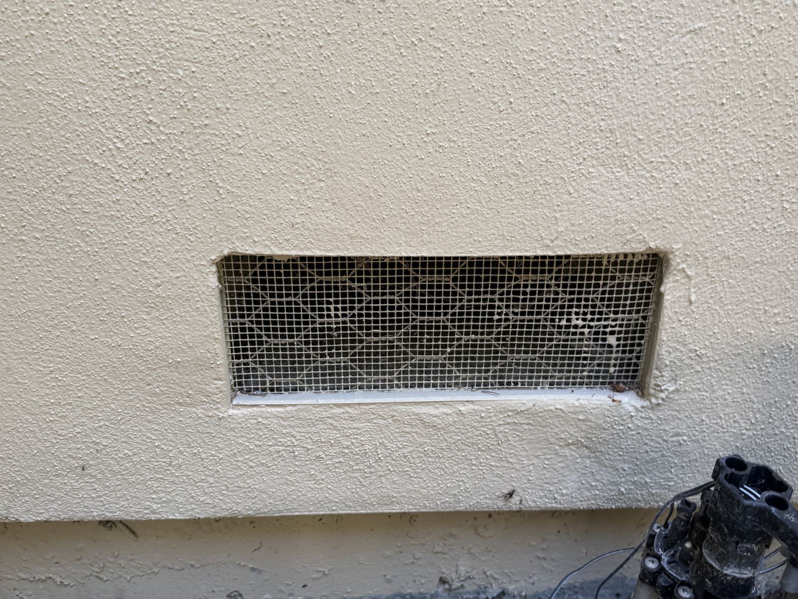 Stucco foundation vent with fine mesh and sealed edges